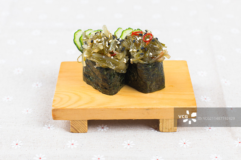 盛放在盘子里的日本料理的特写镜头图片素材