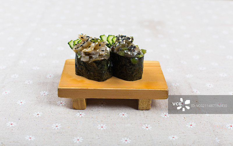 盛放在盘子里的日本料理的特写镜头图片素材