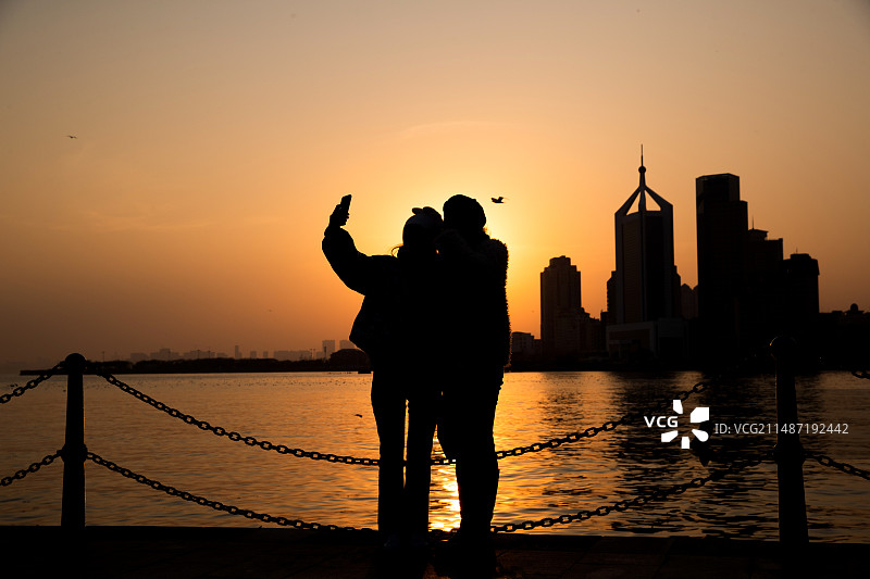 青岛栈桥日落时的剪影图片素材