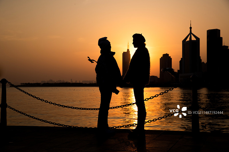 青岛栈桥日落时的剪影图片素材