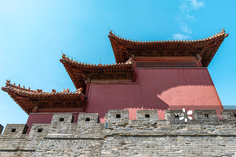 中国非都市风光拍摄主题，山东省泰安市国内著名景点泰山风景区，低视角仰拍岱庙行宫里的角楼图片素材