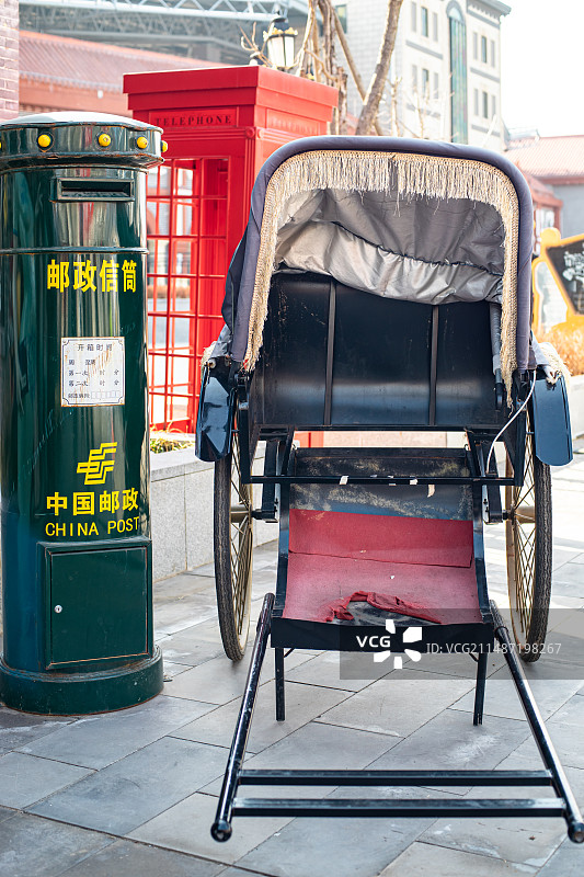 中国山东省泰安市著名景点泰山秀城民国风旅游景区，民国拉车和橡胶雕塑，户外白昼无人图像摄影图片素材