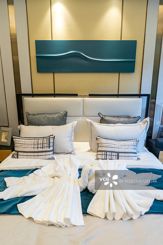 中国房地产城市生活室内环境居家环境拍摄主题，卧室里的双人床，书桌，装饰物，室内无人图像摄影图片素材