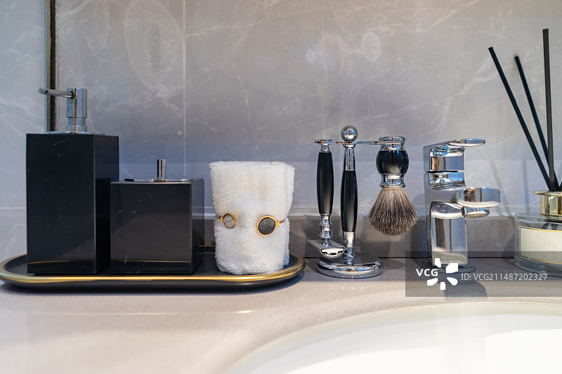 中国房地产城市健康生活拍摄主题，住宅内部环境，厕所里的洗手盆和架子上的化妆品洗漱用品，室内无人图像摄图片素材