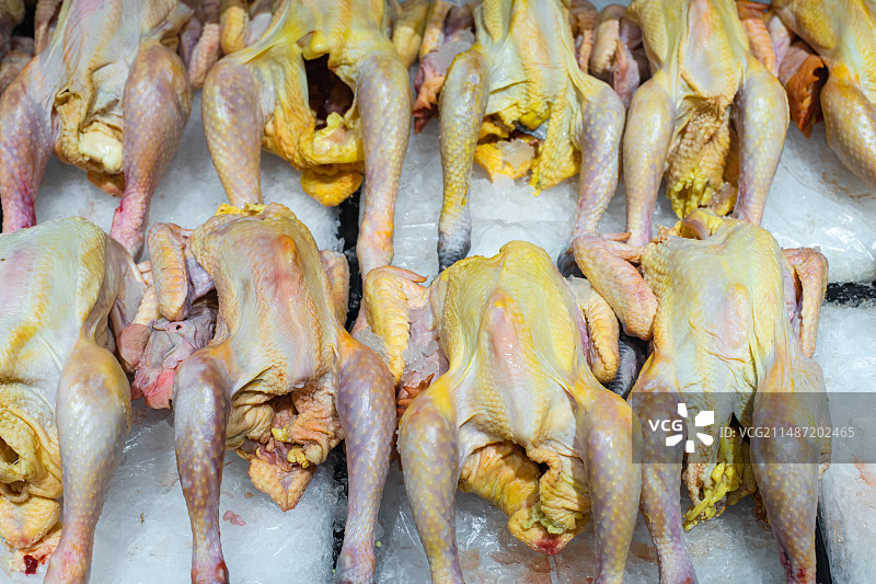 中国食品产业拍摄主题，集市货摊上摆放着美味的脱了毛的公鸡母鸡，室内无人图像摄影图片素材