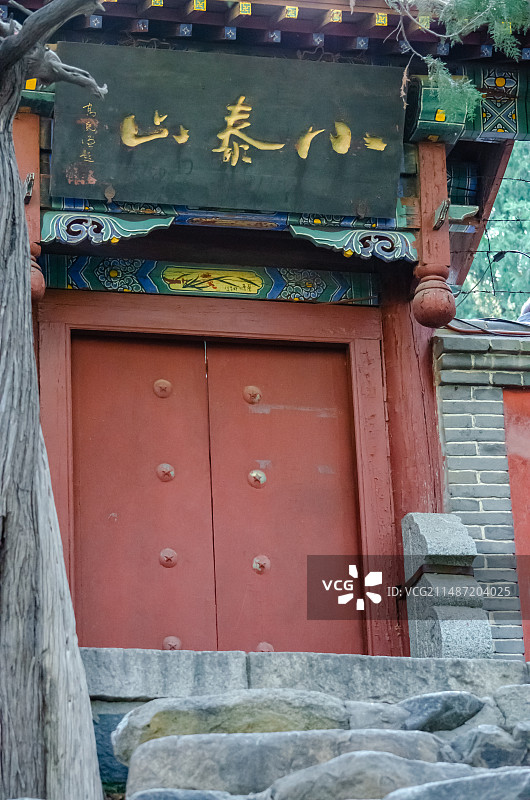 中国古代建筑拍摄主题，山东泰安泰山区泰山风景区，小泰山寺庙的随墙门，户外白昼无人图像摄影图片素材