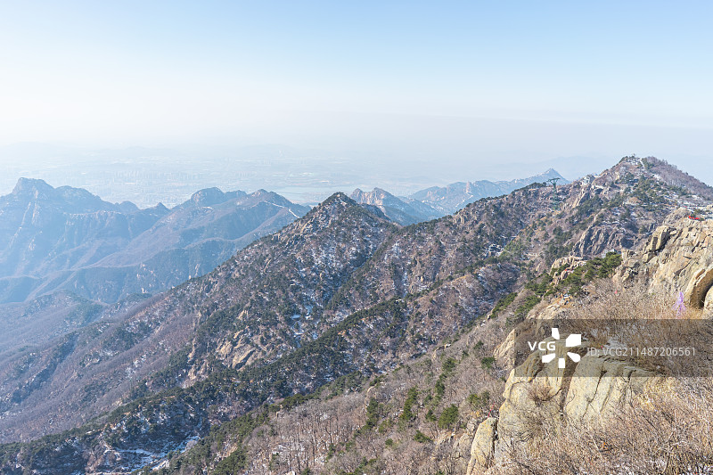 中国非都市风光拍摄主题，山东省泰安市国内著名景点泰山风景区，玉皇顶俯瞰连绵不绝的山谷，户外白昼无人图图片素材