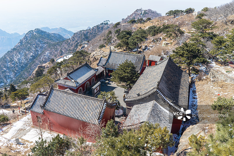 中国山东泰安国内著名景点泰山风景区，高视角俯拍碧霞祠寺庙宫殿屋脊，户外白昼无人图像摄影图片素材