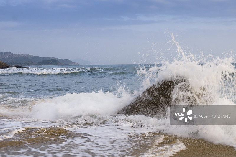 海南石梅湾：浪花飞扬图片素材