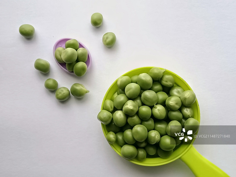 正上方白色背景的豌豆照片图片素材