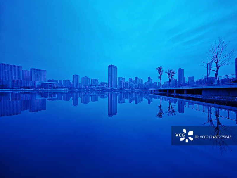 城市建筑与倒影图片素材