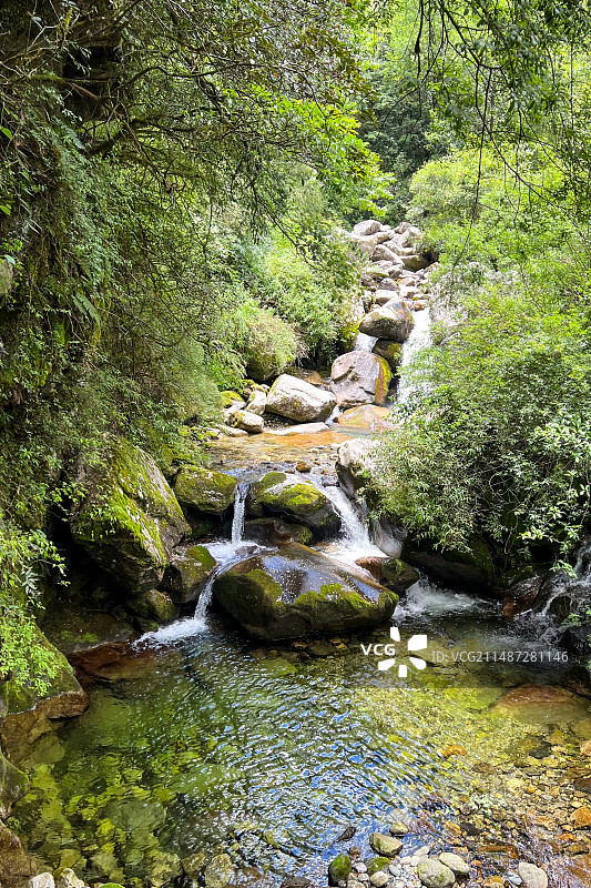 山麓间的溪流图片素材