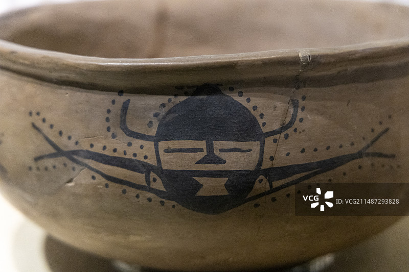 陕西西安半坡博物馆“半坡遗址出土文物展”：人面纹彩陶盆图片素材