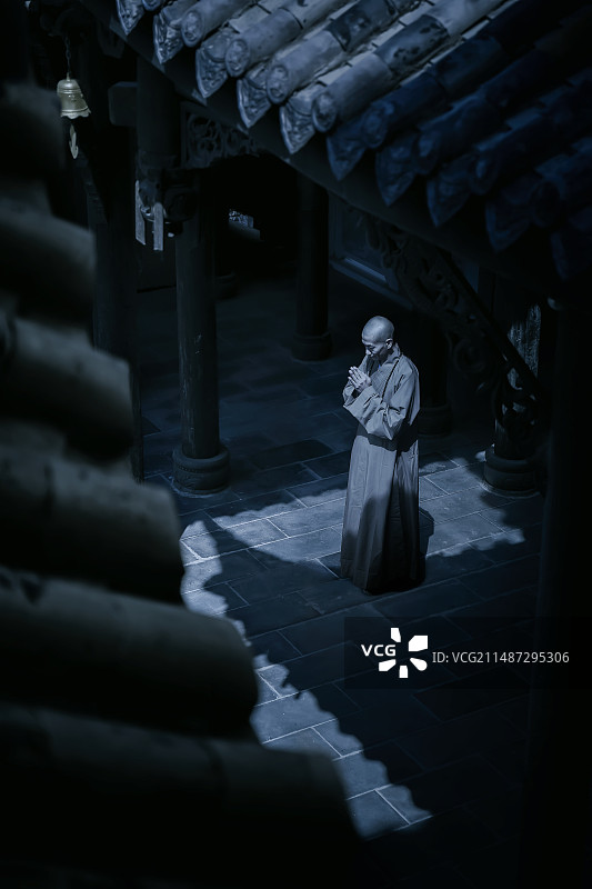 月下诵经图片素材