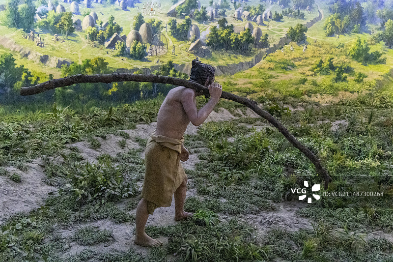 陕西西安半坡博物馆“半坡遗址出土文物展”：远古半坡人模拟生活场景图片素材