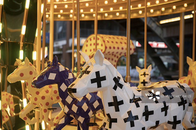 夜色中的旋转木马图片素材