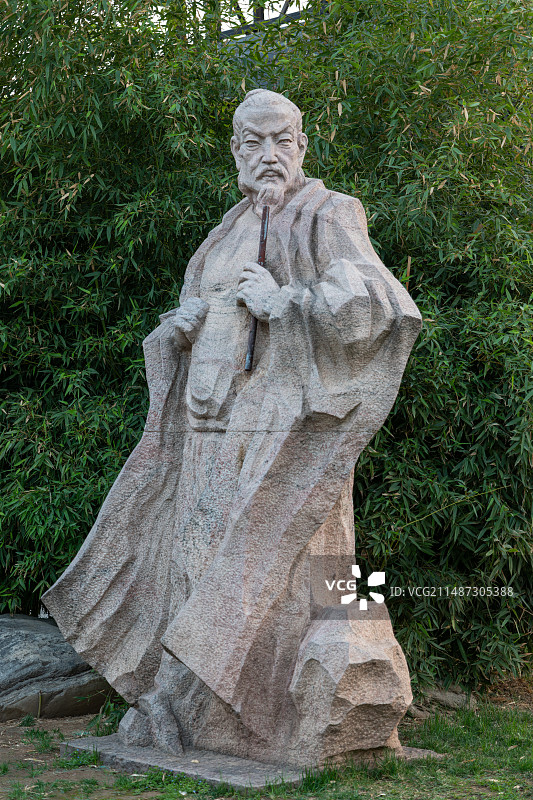 一亿像素超高清西安大雁塔北广场大唐诗佛王维雕像与绿色竹林背景图片素材