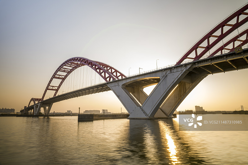 新光大桥金色时刻图片素材