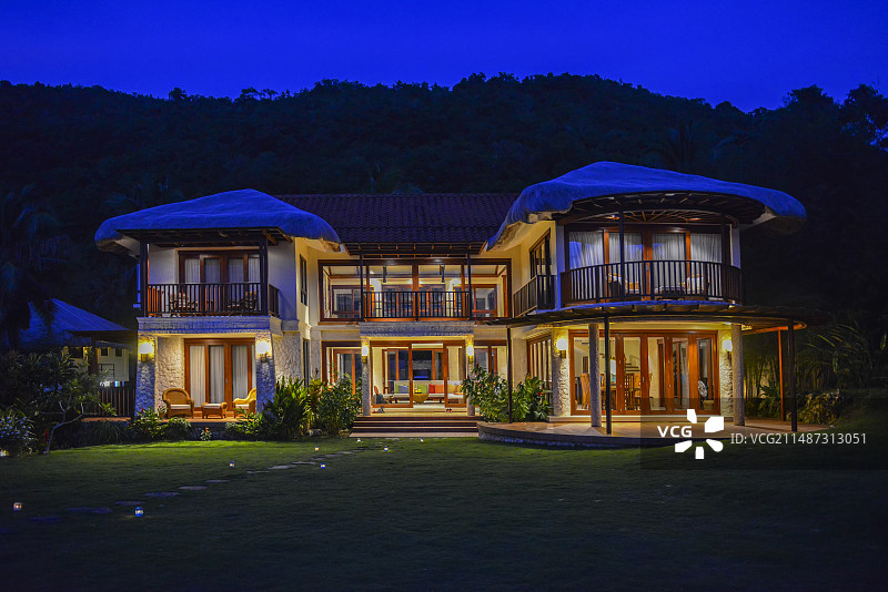 夜幕中的度假别墅酒店图片素材
