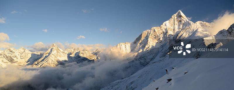 四姑娘山 在大峰看幺妹峰图片素材