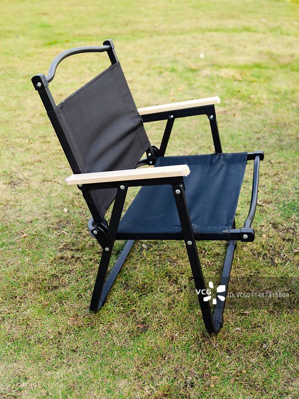 一把露营椅子放在草地上图片素材