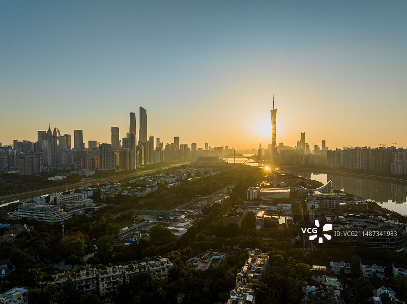 广州珠江两岸日出时分城市天际线图片素材