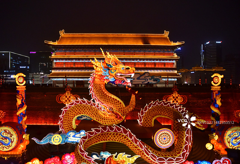 2024西安城墙灯会永宁门瓮城龙灯图片素材