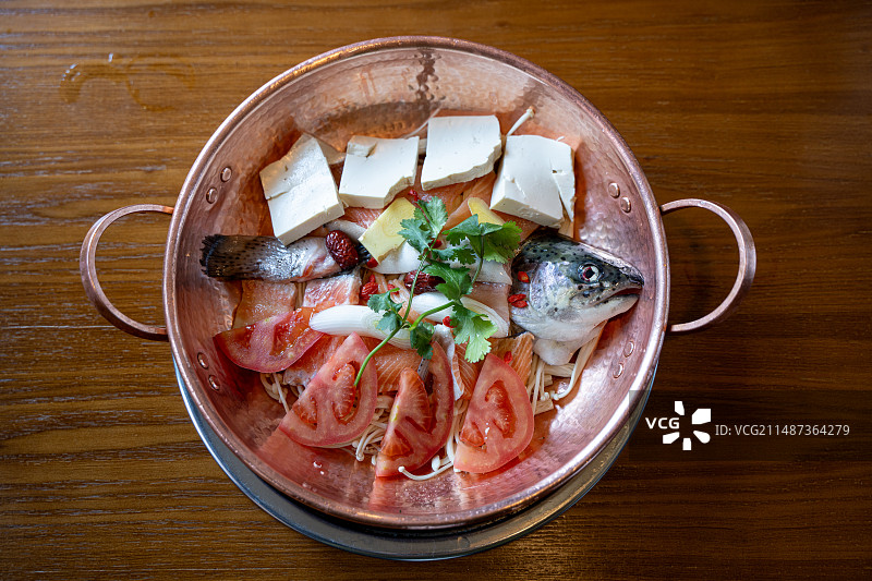 丽江高原雪融水三文鱼鱼头火锅图片素材