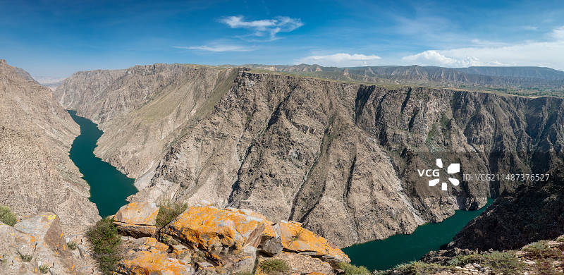黄河上游龙羊峡黄河大峡谷，黄河呈现碧绿色流向高峡平湖，河面上游小船穿行图片素材