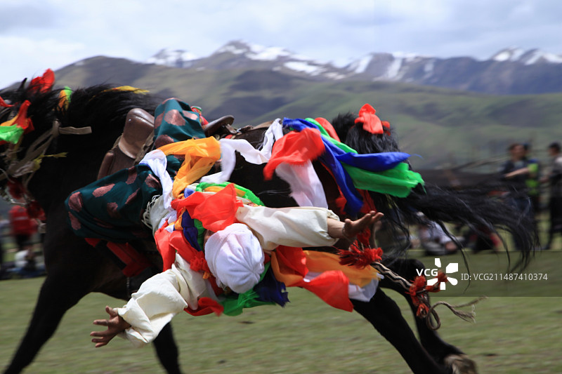 青海玉树结古镇的马术表演图片素材