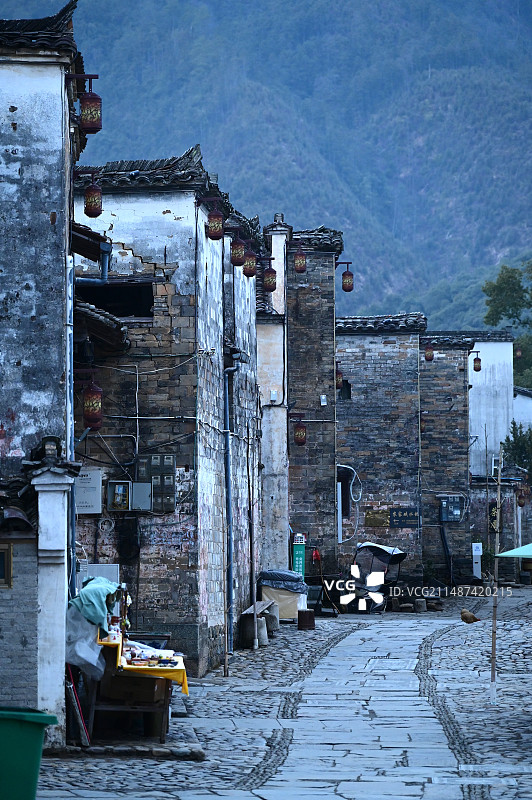江西景德镇瑶里古镇安静石板路旁的古民居图片素材