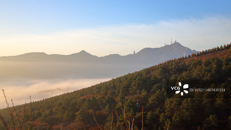 白云深处有人家——朝阳麒麟山云海图片素材