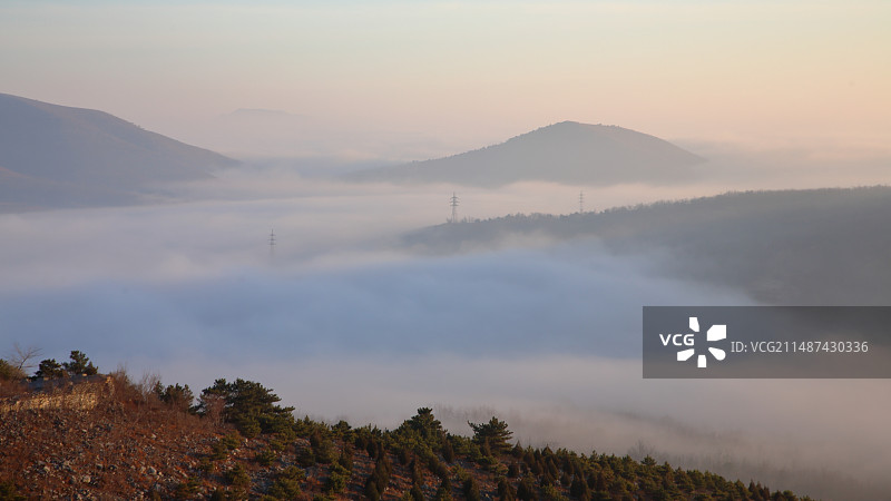 白云深处有人家——朝阳麒麟山云海图片素材
