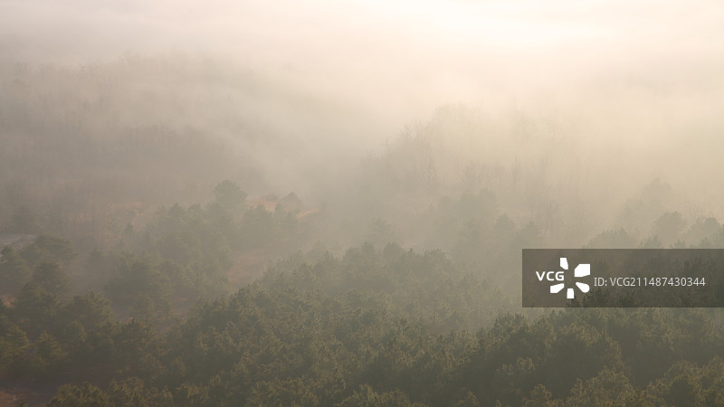 白云深处有人家——朝阳麒麟山云海图片素材