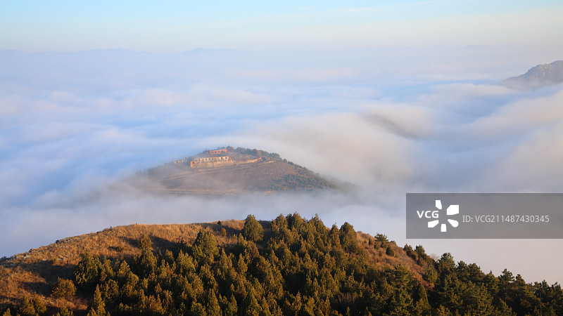 白云深处有人家——朝阳麒麟山云海图片素材