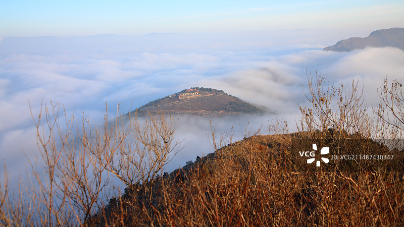 白云深处有人家——朝阳麒麟山云海图片素材