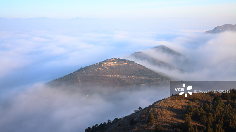 白云深处有人家——朝阳麒麟山云海图片素材