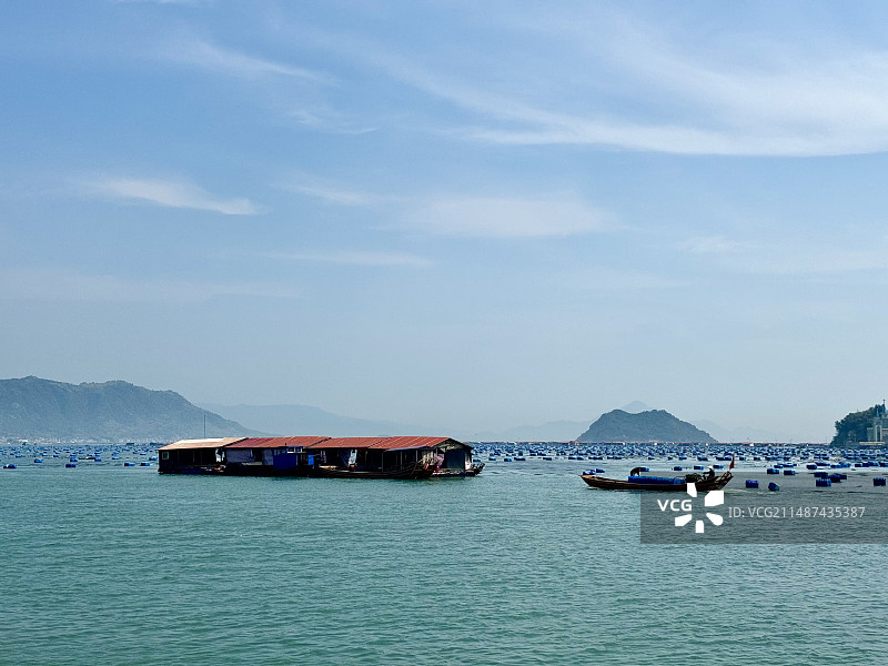 福建霞浦海参养殖基地 正在作业的渔船图片素材