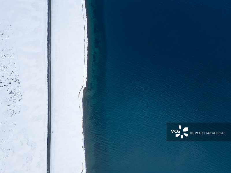 航拍视角下冬日的赛里木湖湖岸图片素材