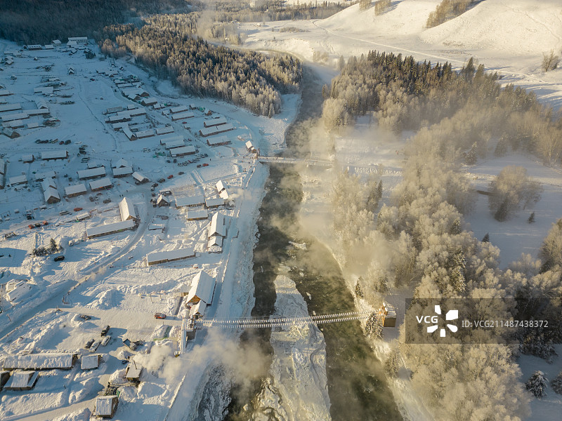 航拍日出时分的禾木河图片素材