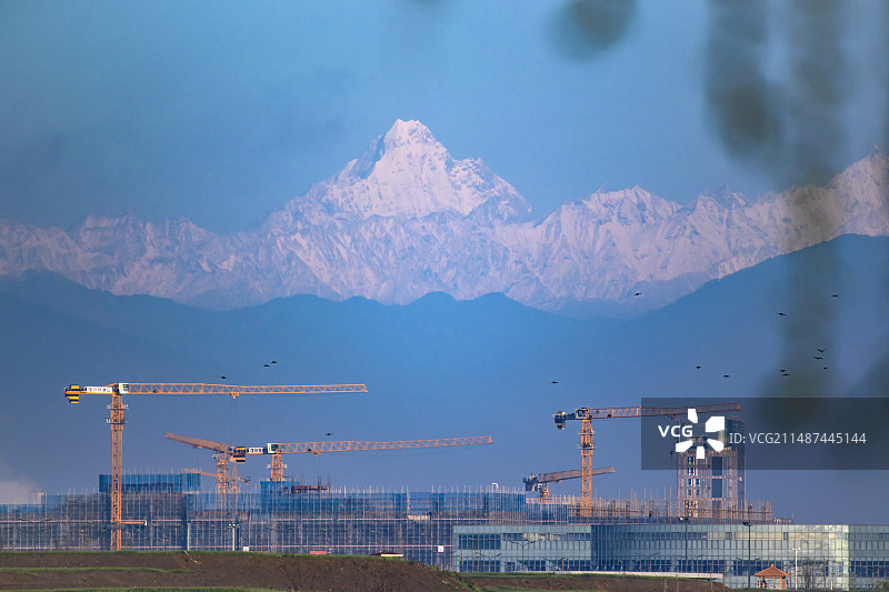 雪山下的成都建筑工地图片素材
