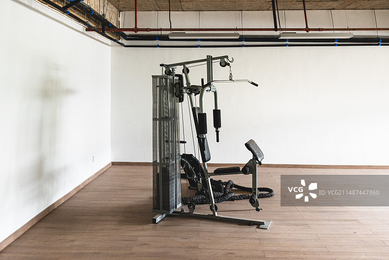 健身房的健身器材图片素材