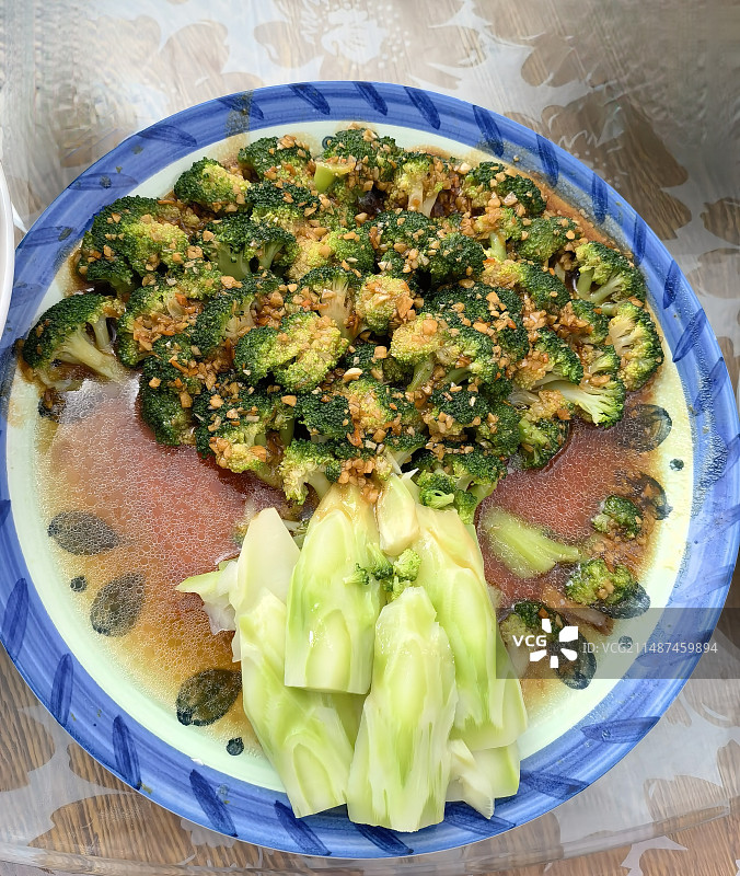 一盘创意摆盘的炒西兰花图片素材