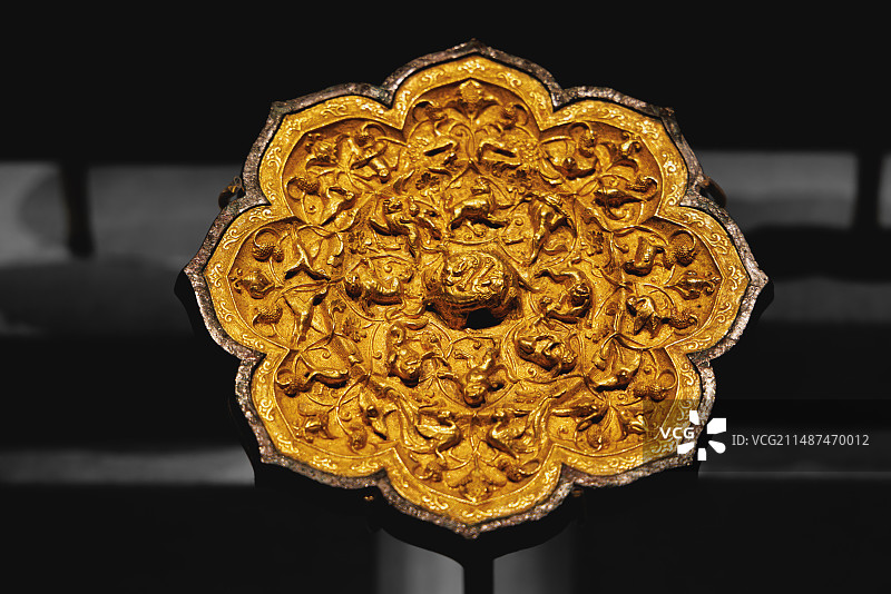 黑色背景下的金背瑞兽葡萄镜，西安博物院藏品，唐代珍贵文物图片素材
