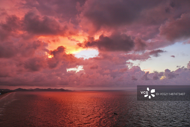 海上日出时的朝霞图片素材