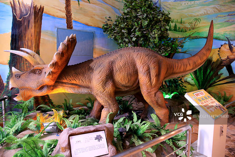 辽宁沈阳：万泉科普恐龙馆吸引游客图片素材