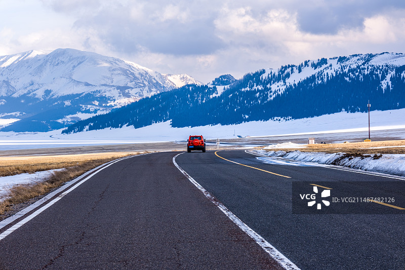 雪山下的公路图片素材