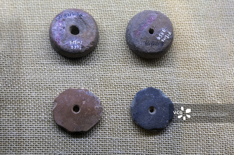 陕西西安半坡博物馆“半坡遗址出土文物展”：陶纺轮图片素材