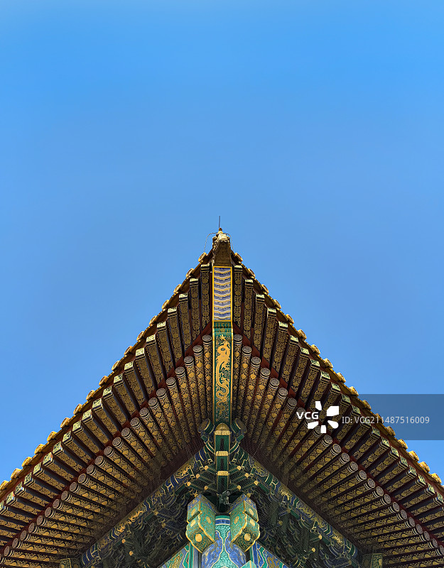 蓝天下传统建筑的低视角图片素材