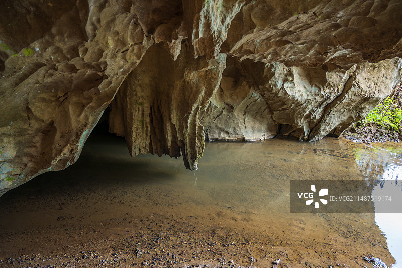 广东清远市阳山县地下溶洞岩层低角度视图图片素材